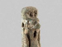 Aeg F 119  Aeg F 119, 18.-30Dynastie, Löwenköpfige Göttin (Sachmet), Hellgrüne Fayence, H 2,5 cm, B 0,8 cm, T 1,1 cm : Bestandskatalog Ägypten, Museumsfoto: Claus Cordes